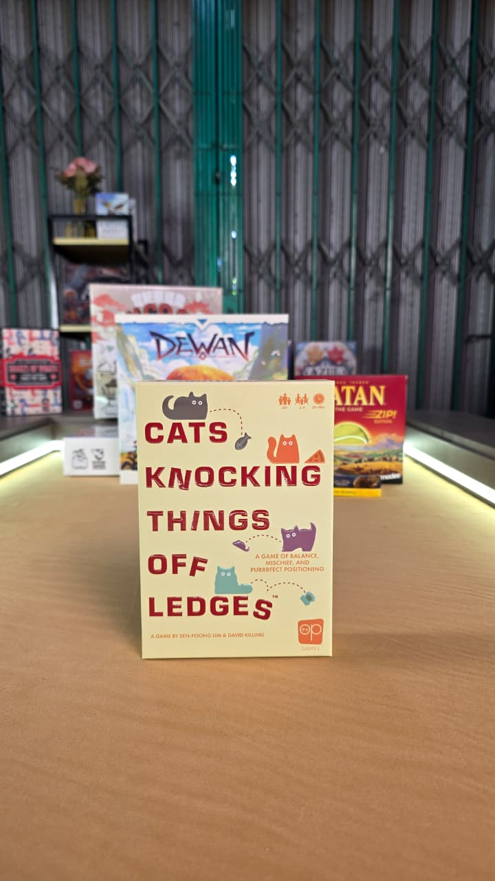 Kotak Cats Knocking Things Off Ledges di meja Playtable