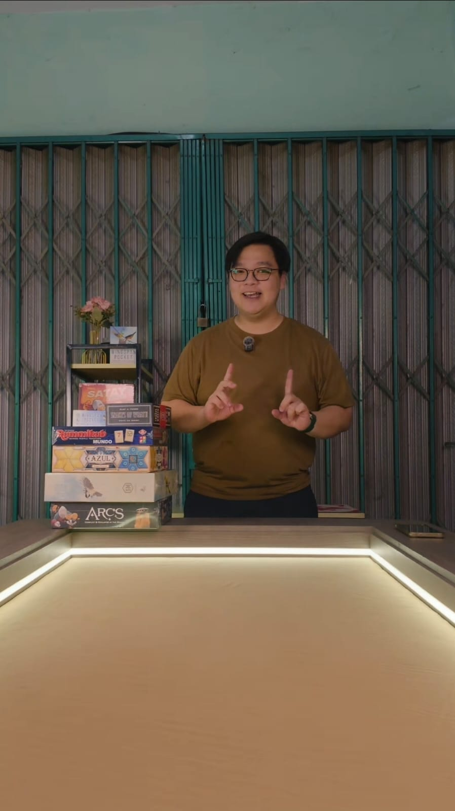 Hendri menjelaskan permainan di samping tumpukan boardgame